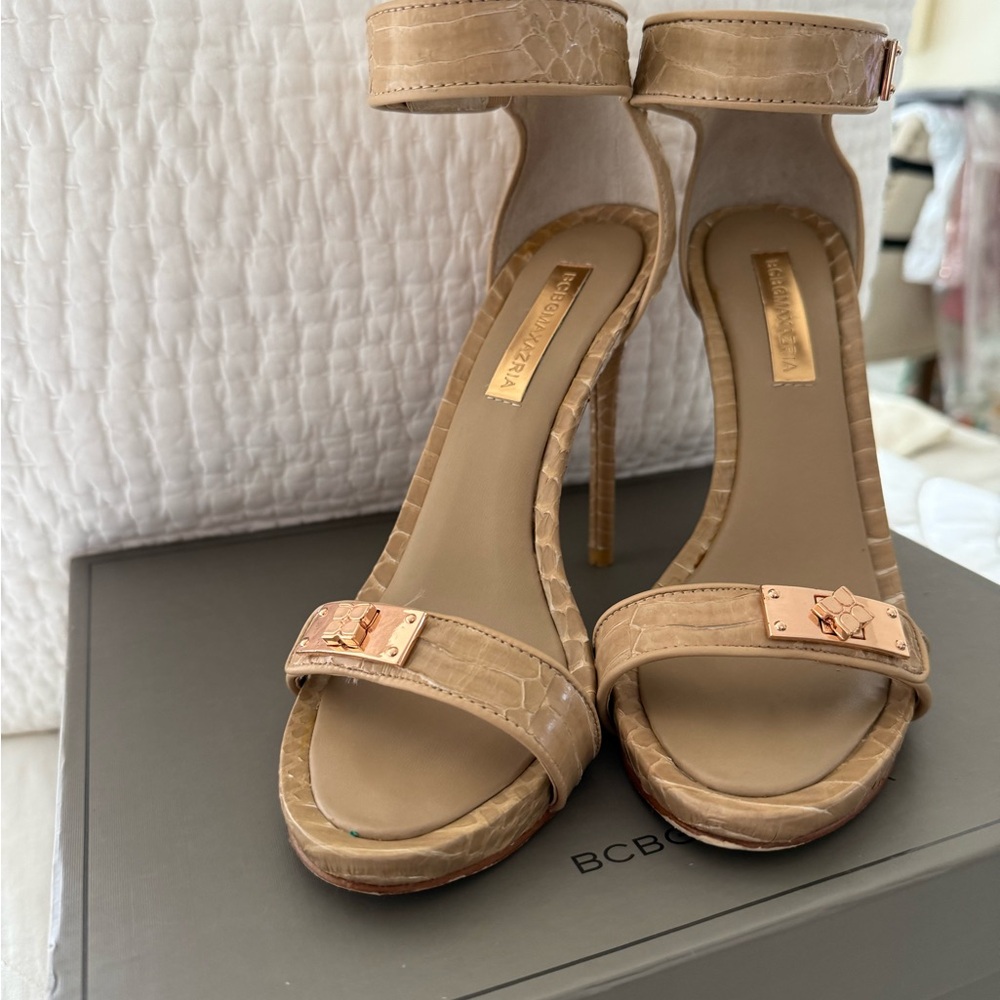 BCBGMAXAZRIA Women's MA-Entreat Natural Plain Snake Sandal Size 7.5